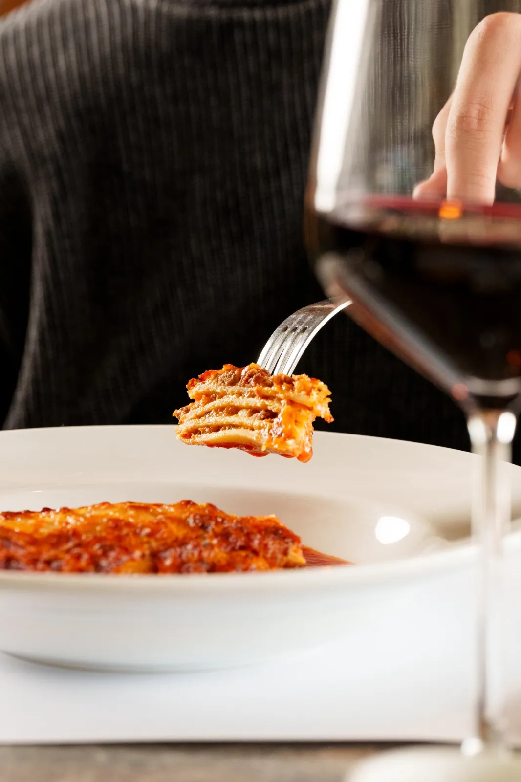 Almuerzo — lasaña casera y vino tinto